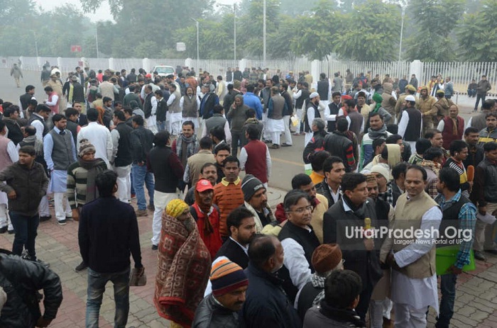 akhiklesh reaches janta darshan hall
