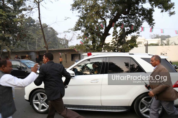 akhiklesh reaches janta darshan hall