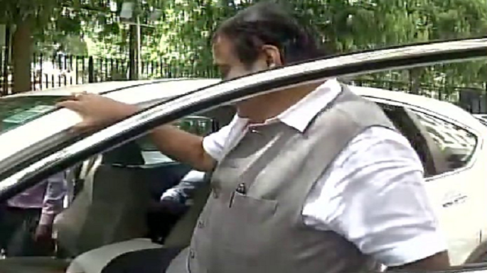 nitin gadkari red beacon