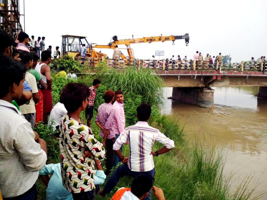 dcm overturned into indira nahar gosaiganj thana lucknow