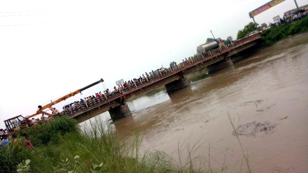 dcm overturned into indira nahar gosaiganj thana lucknow