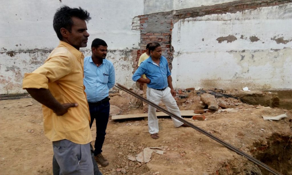 wall collapse in Aliganj thana lucknow