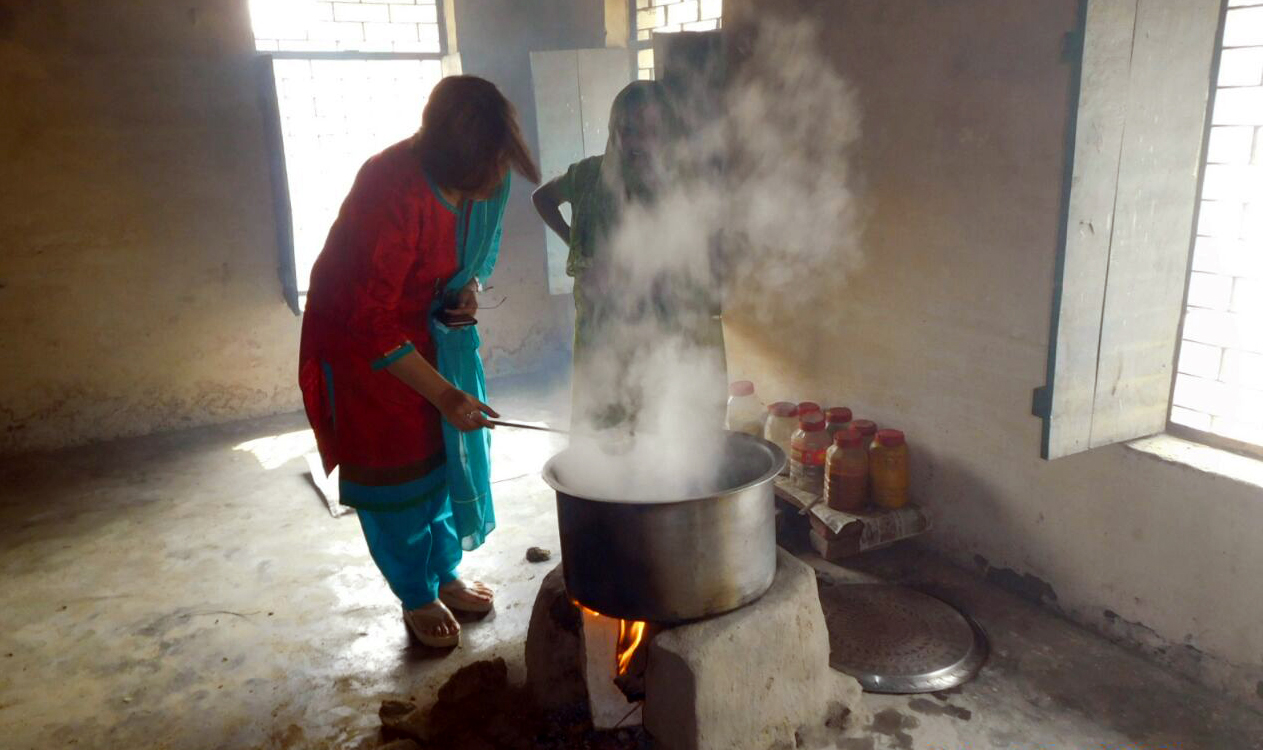 Hardoi DM Surprise inspection at primary school