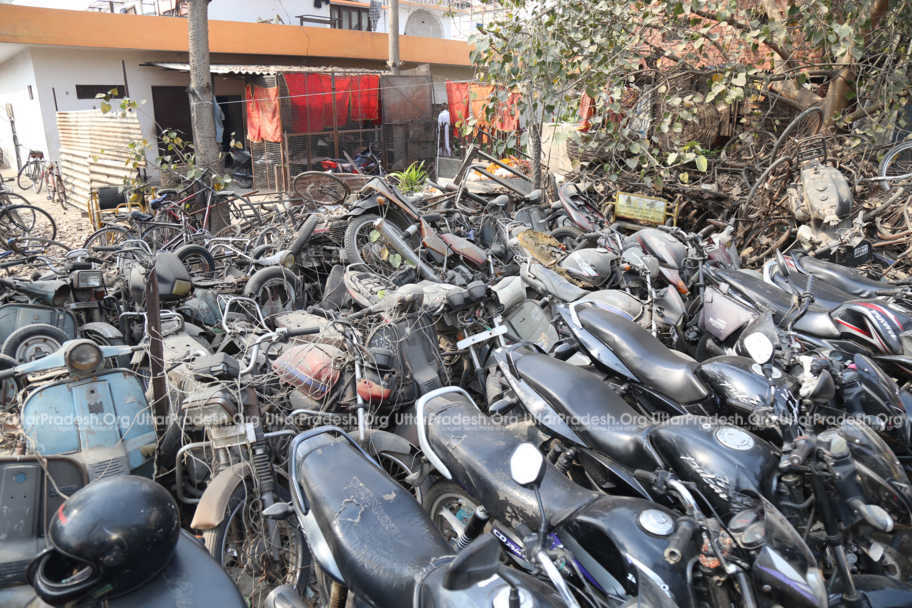 charbagh railway station parking stand