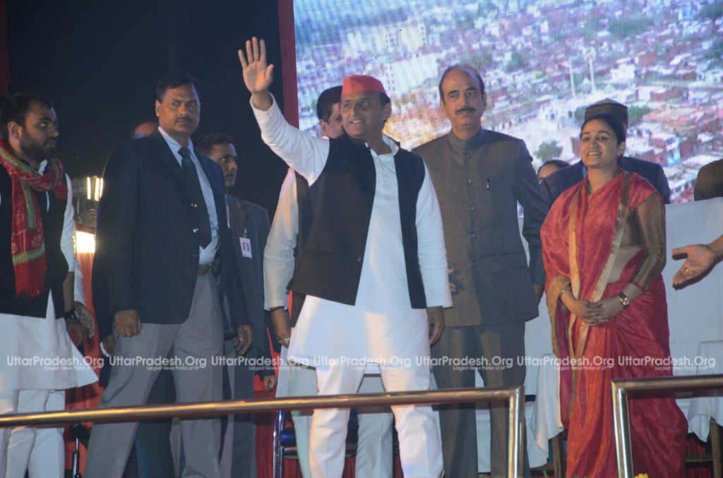 akhilesh yadav addressed alambagh public meeting