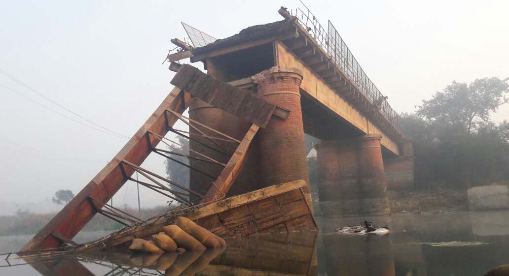 bridge crashed in basti images