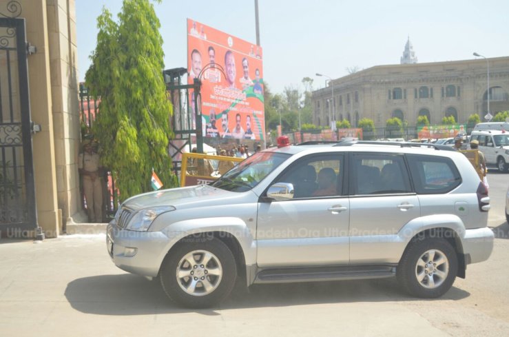 CM yogi adityanath reaches lok bhawan