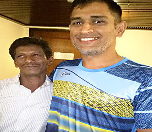 Dhoni with his old tea stall friend