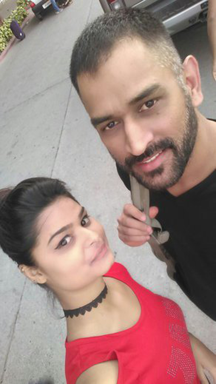 dhoni ranchi fan girl