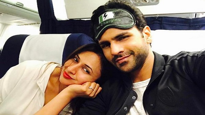 divyanka tripathi group selfie
