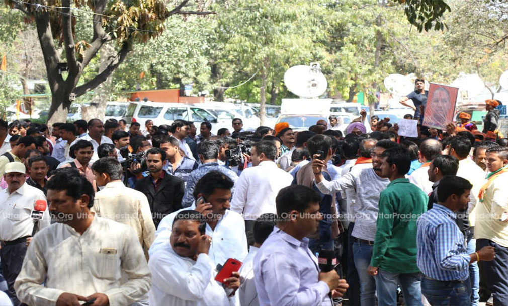 protest in bjp office lucknow