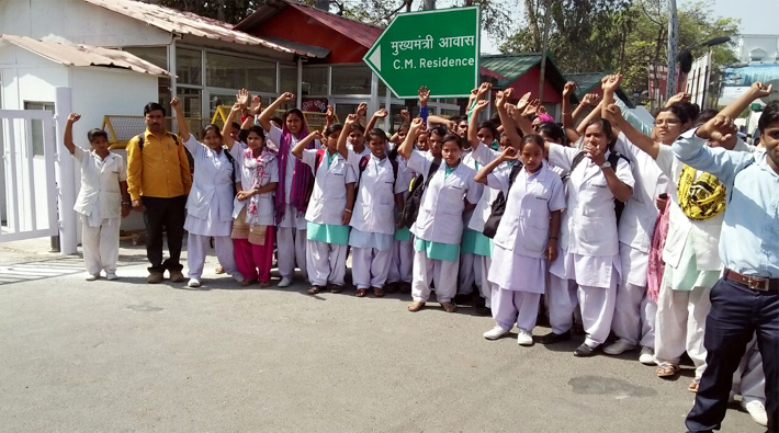 protest outside cm residence lucknow