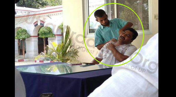 sho tej prakash singh getting Body Massage in malihabad thana
