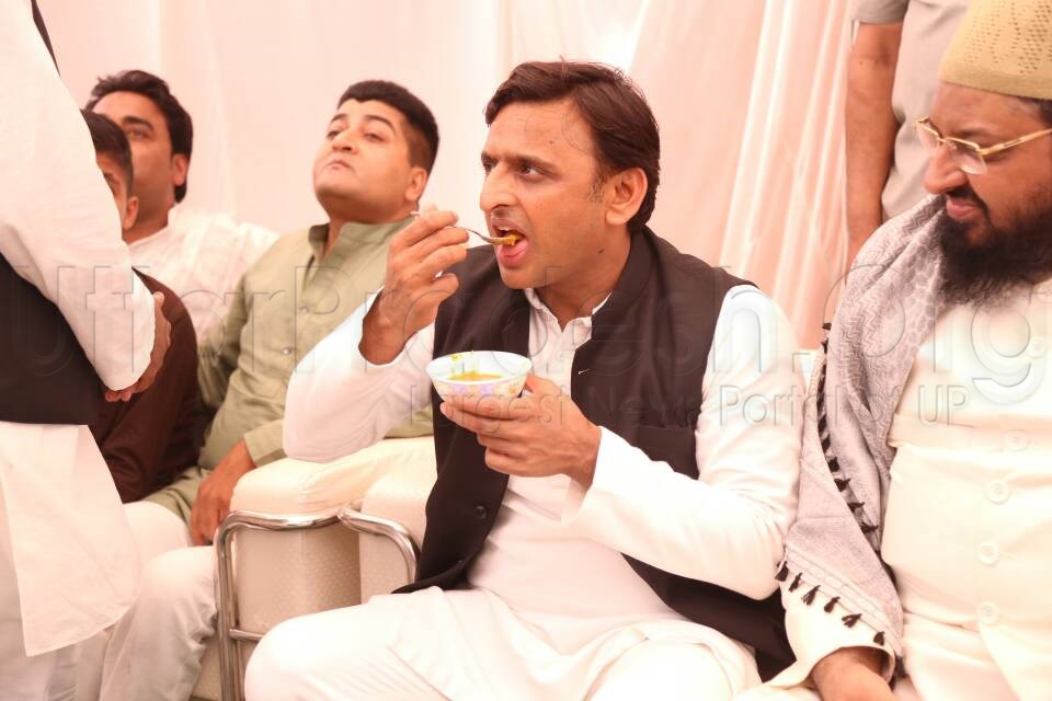 akhilesh yadav greetings eid in lucknow