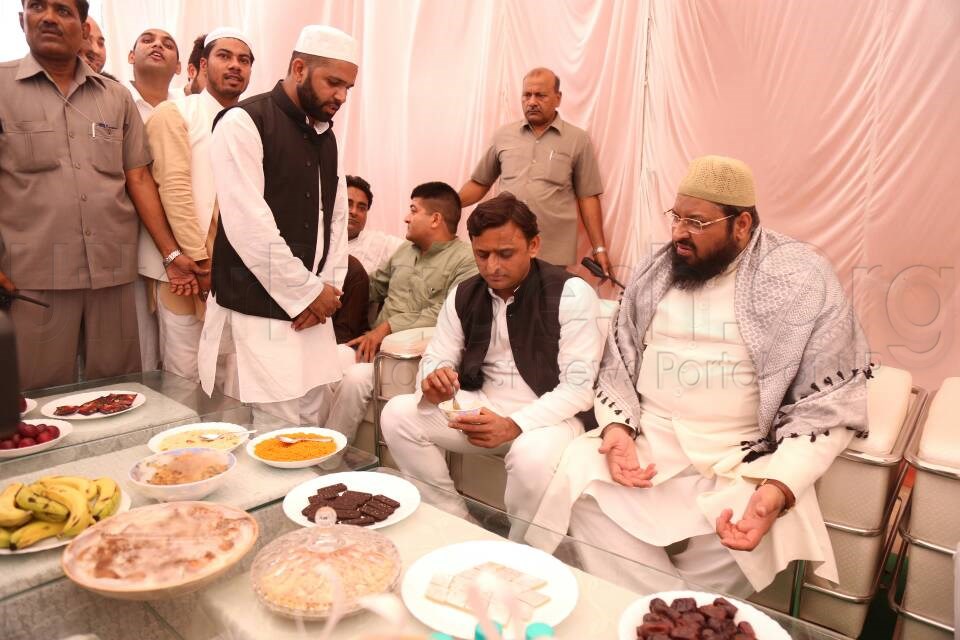 akhilesh yadav greetings eid in lucknow