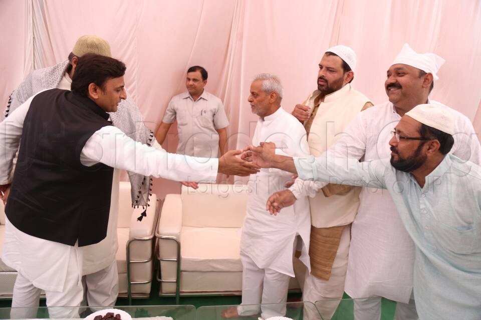 akhilesh yadav greetings eid in lucknow