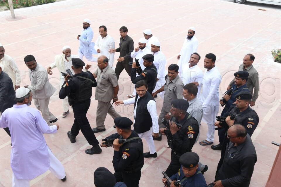 akhilesh yadav greetings eid in lucknow