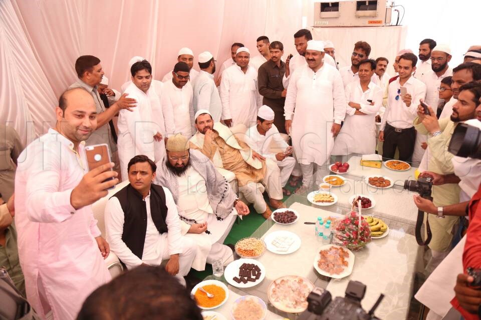 akhilesh yadav greetings eid in lucknow