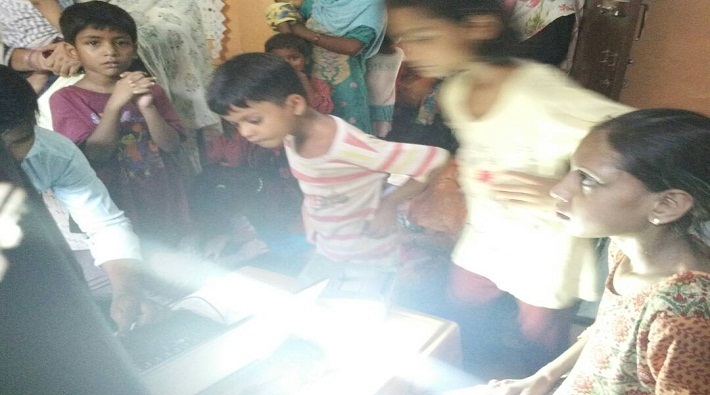 50 rupees per form being charged in camp for making aadhaar card in lucknow