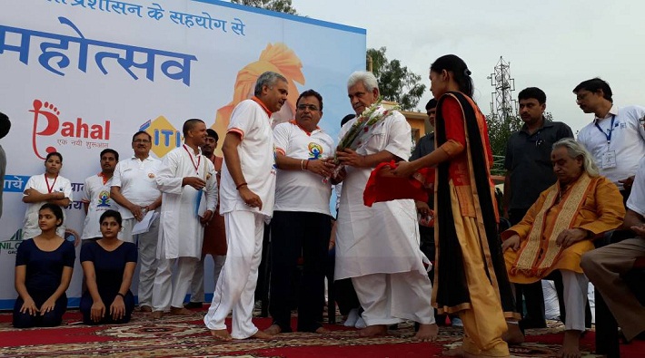 manoj sinha union minister did yoga on international yoga day 2017 in sarnath varanasi