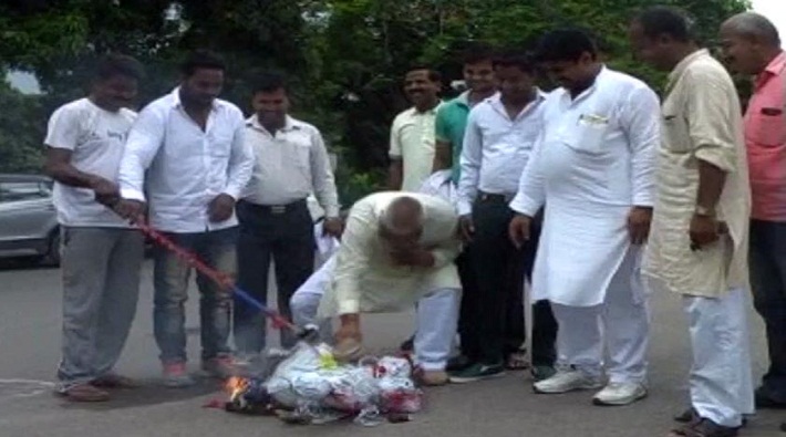 shivsena supporters protest against china in meerut