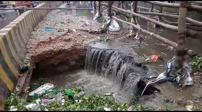 20 feet deep pit in road near kashi vishwanath temple varanasi