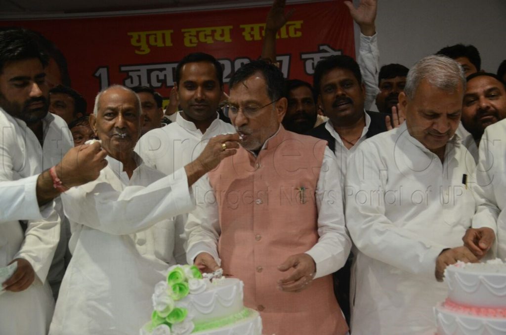 akhilesh yadav 45th birthday celebration images