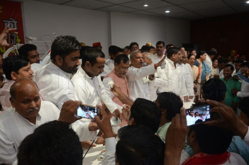 akhilesh yadav 45th birthday celebration images