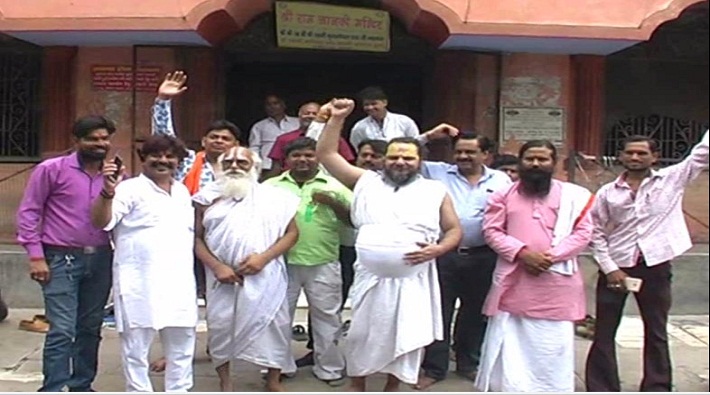 kanpur mahant protest against controversial-statement of sp leader naresh agarwal