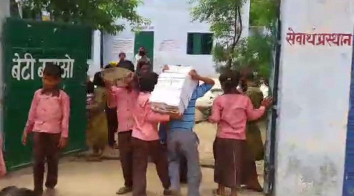 saimra primary school first student carrying bundles of books in agra