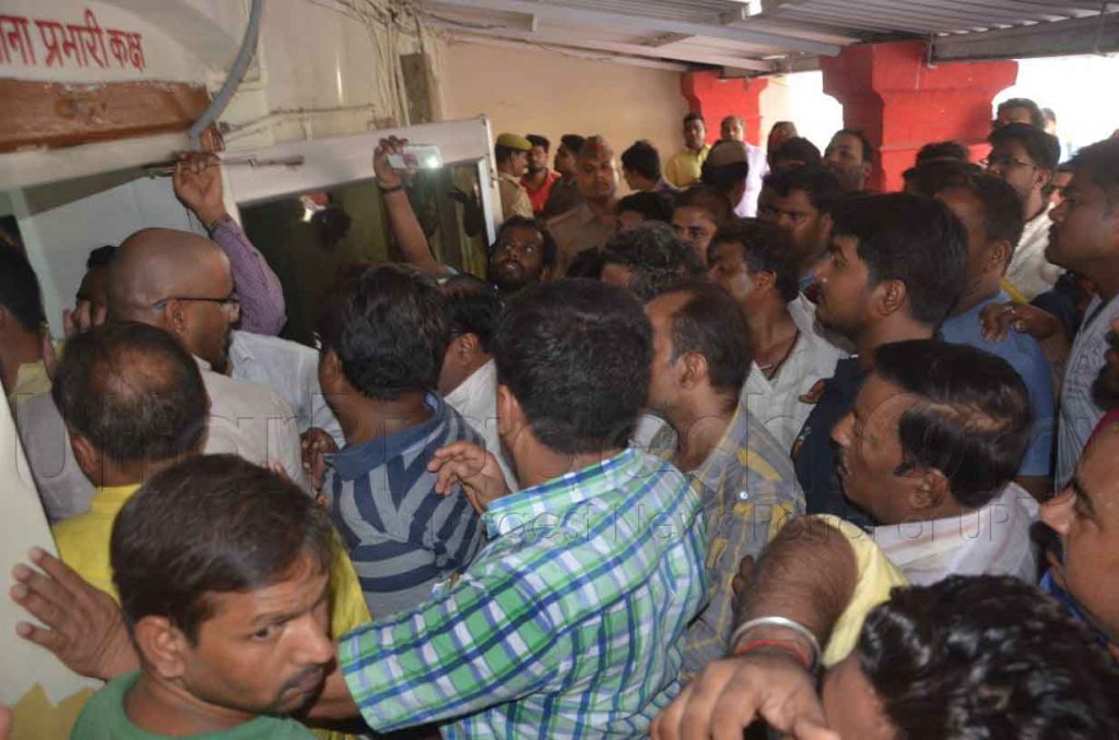 Lathicharge in hasanganj thana lucknow