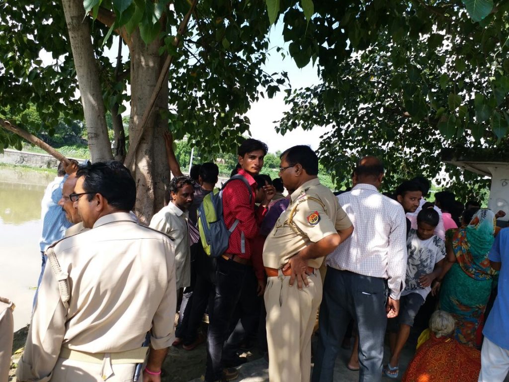 devotee dwoned into gomti river lucknow