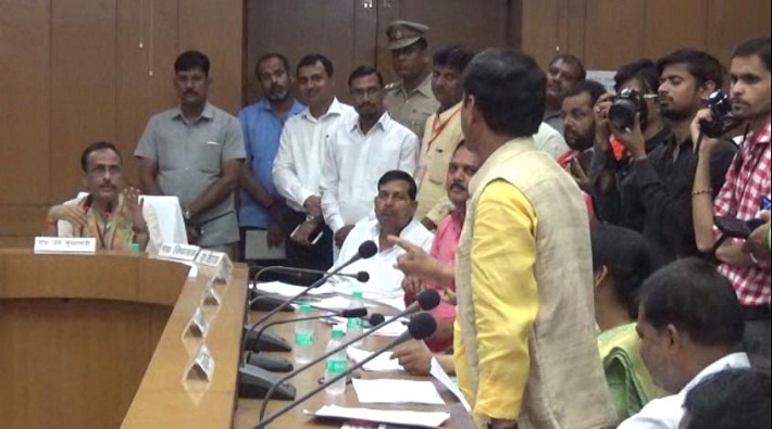 ashish singh bjp mla quarreled journalists in deputy cm dinesh sharma pc