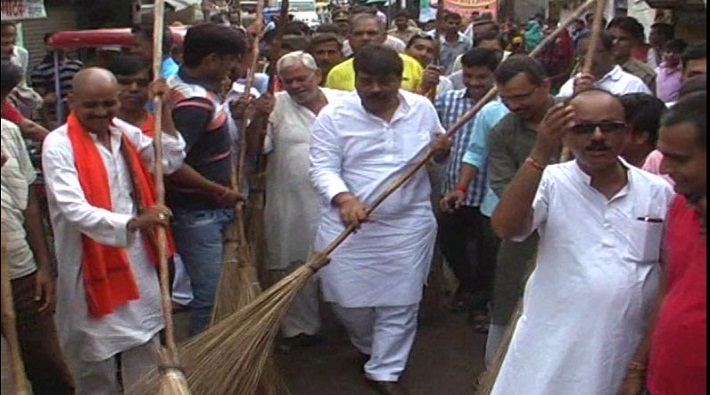 bjp mla pankaj gupta swachh bharat abhiyan just show off in unnao