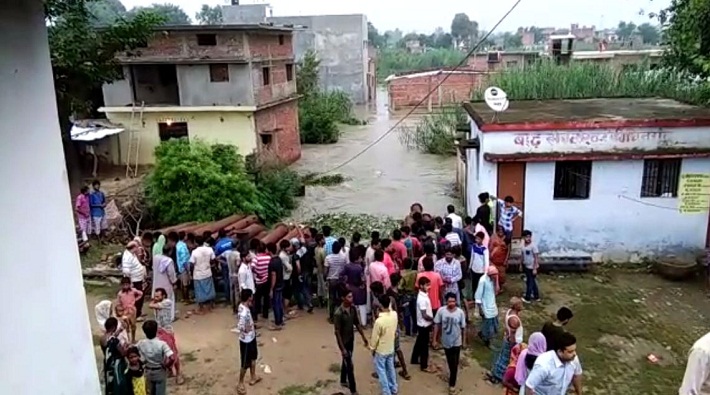 floods in gorakhpur water entered into 10 thousand houses