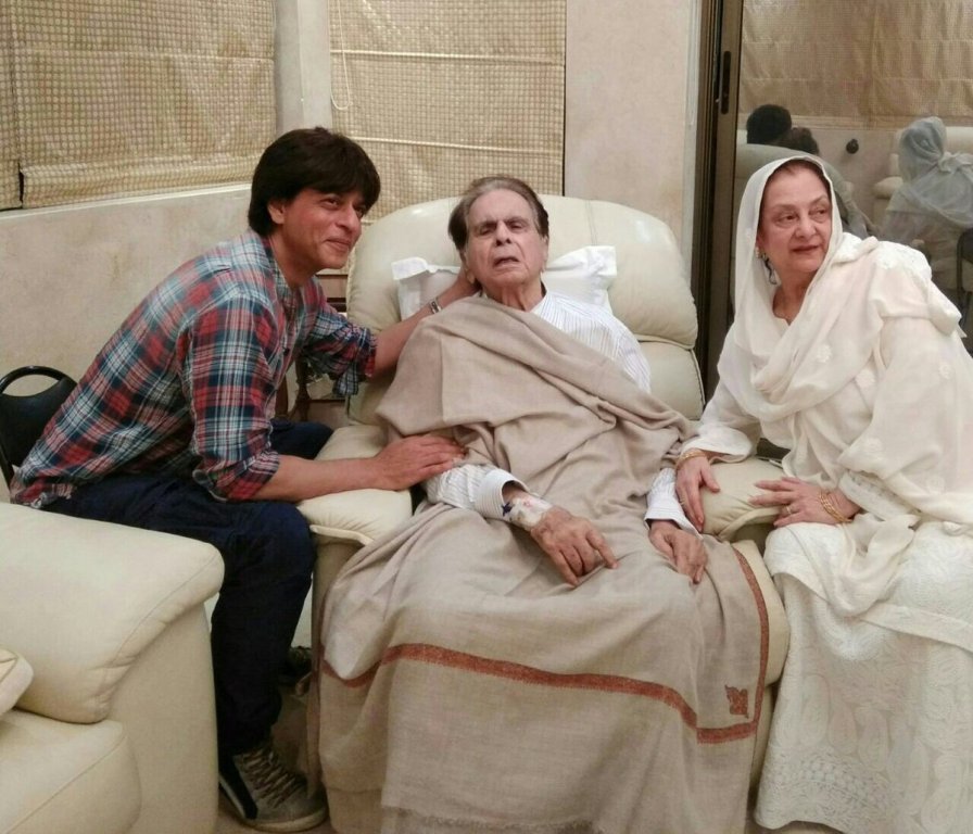 SRK meets veteran actor Dilip Kumar at his home!