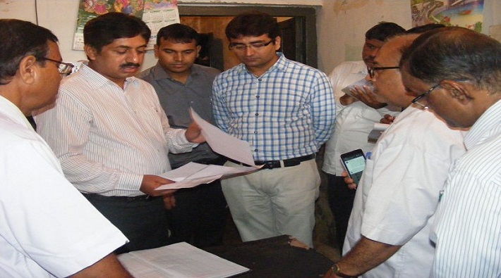 cmo doctor fight after nodal officers visit in Karnda health center ghazipur