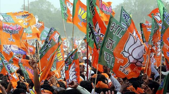 drunken policemen beaten bjp leader in jagdishpur police station agra