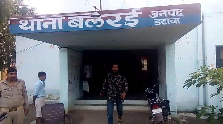 drunken retired army jawan abusing balrai policemen in etawah