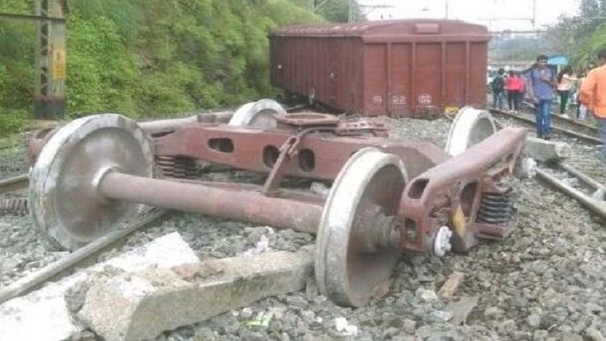 maharashtra goods train derail