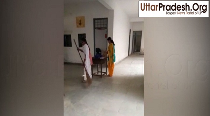 schoolgirls sweeping madhyamik vidyalay video viral meerut