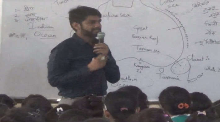 sdm kol pankaj verma teaching poor students to becoming IAS PCS aligarh