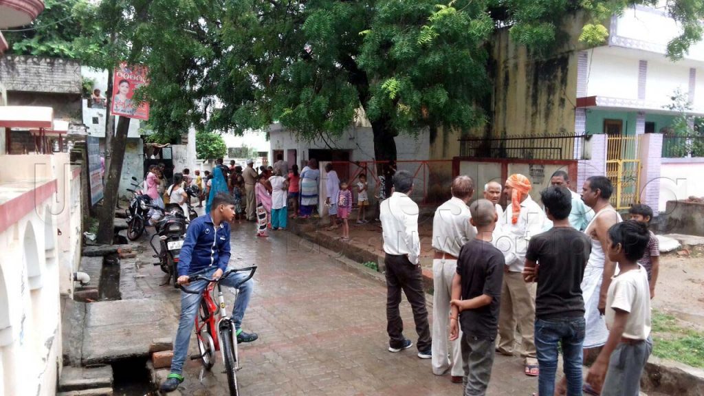 youth cut Tongue in lucknow navratri