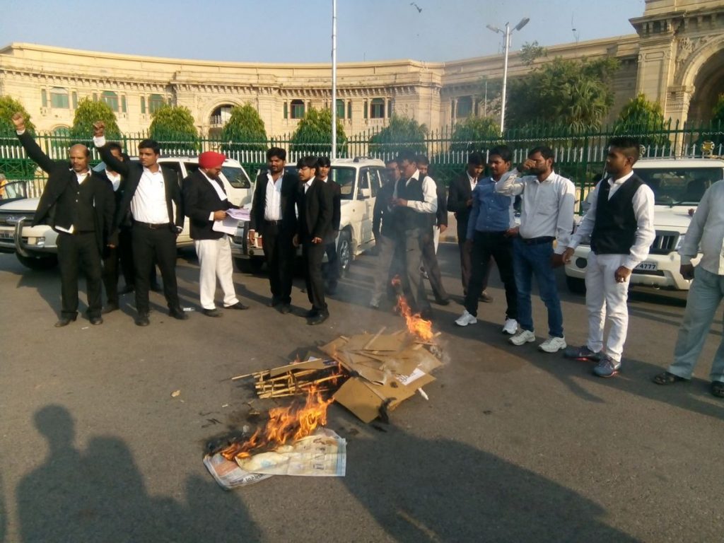 Lawyers lit statue
