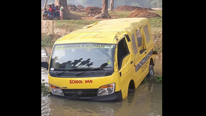 Mini bus fell into a pit in allahabad