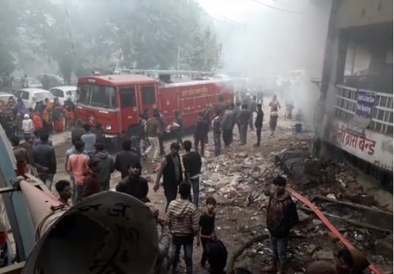 गाजीपुर की कैलाशकुंज मार्केट में लगी भीषण आग, लाखों का नुकसान