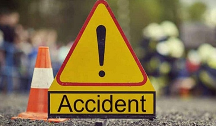 Truck hits three Wheeler, dies in three people's accident