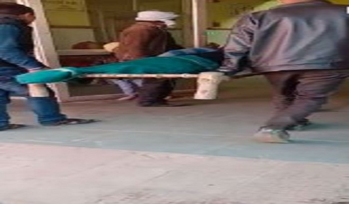 Patient brought on the bunk due to absence of ambulance