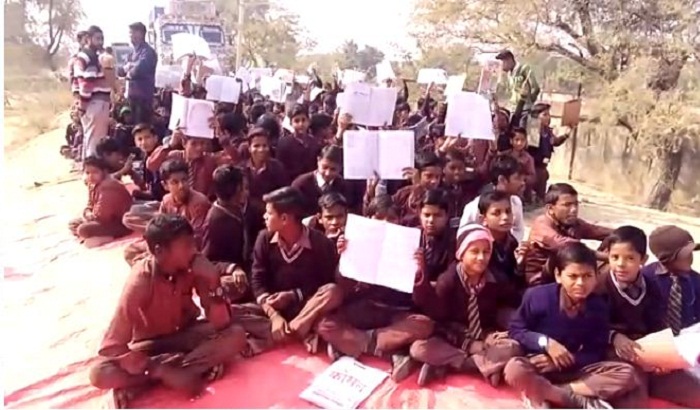 Banda: Children started studying on road