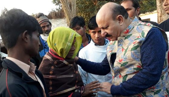 Financial help given to victims families by MLA Romi Sahni